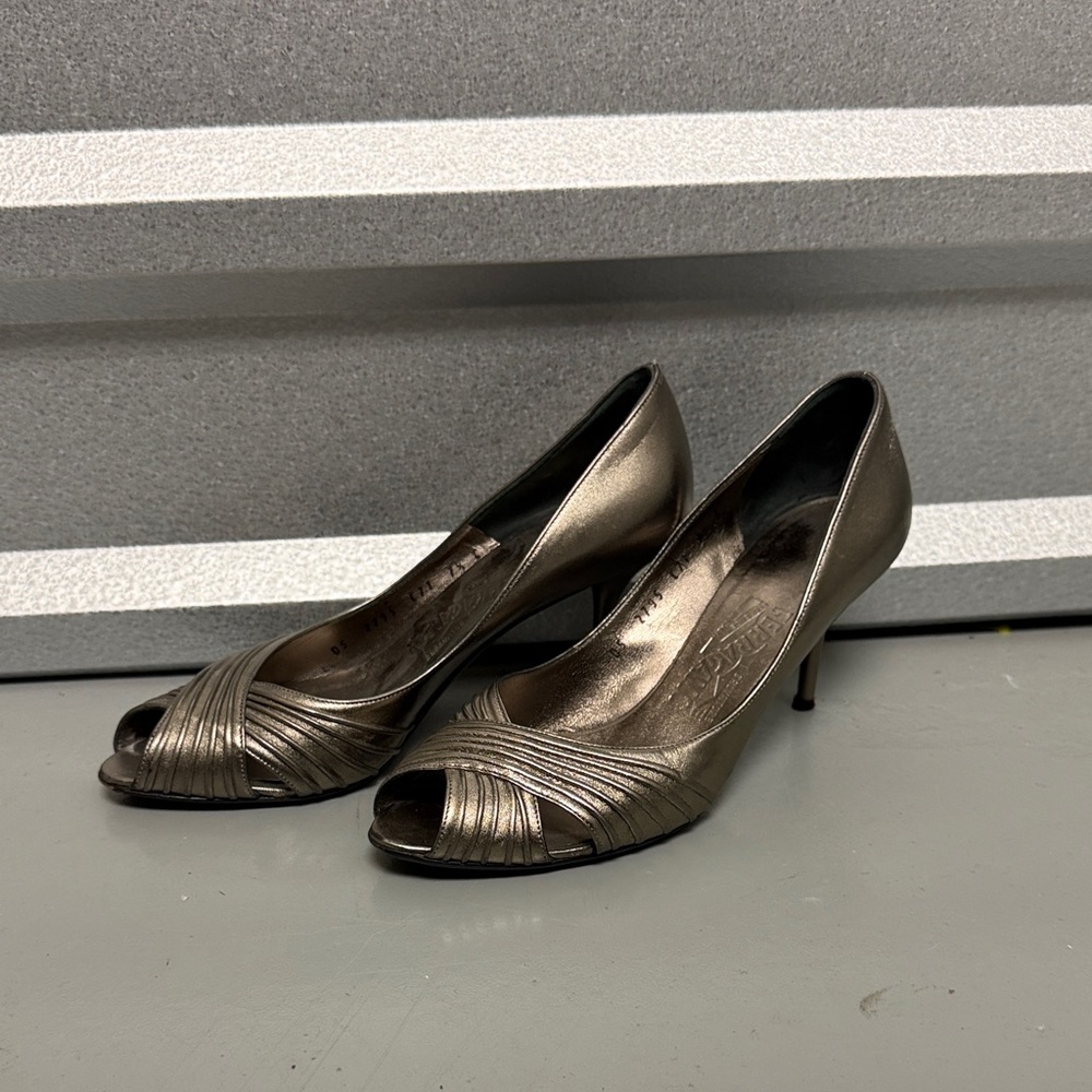 Salvatore Ferragamo Womens Elegant Bronze Peep-Toe Heels Metallic Size 7.5